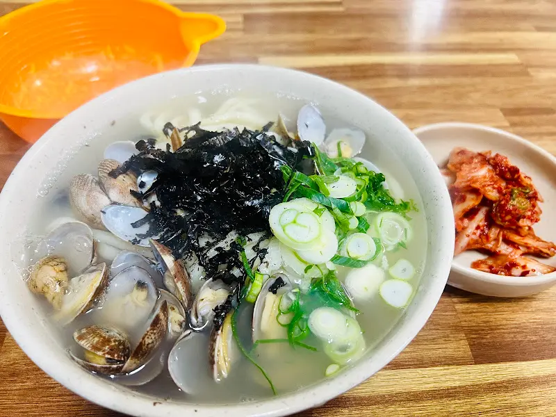 해물칼국수와 김치