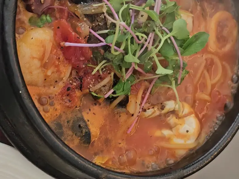 뚝배기에 담겨 나온 짬뽕 파스타