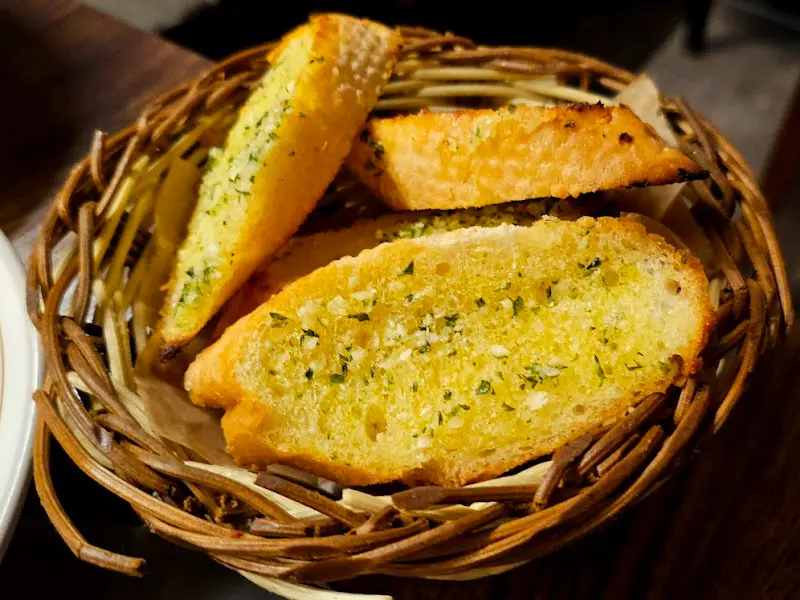 바삭하게 구워진 마늘빵