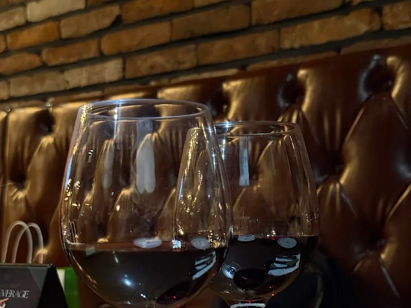 붉은 빛깔의 와인 두 잔