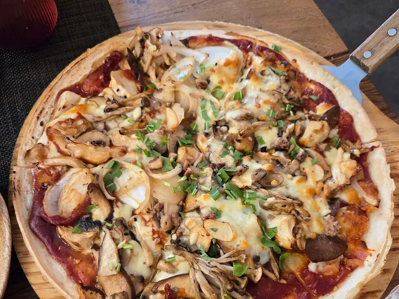 머쉬룸 피자의 클로즈업 샷. 신선한 버섯과 치즈가 듬뿍 올라가 있다.