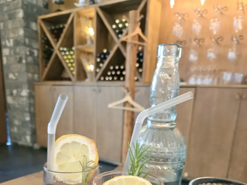 상큼한 자몽 에이드와 레몬이 들어간 물병