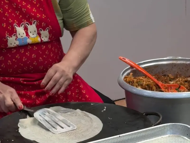 김치 속을 넣는 모습