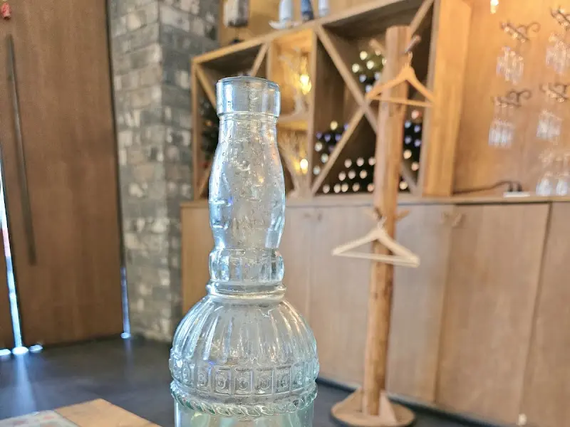 테이블 위에 놓인 투명한 물병