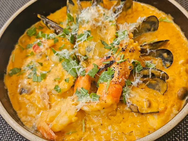 비스큐 파스타의 모습. 새우와 홍합이 푸짐하게 들어있다.