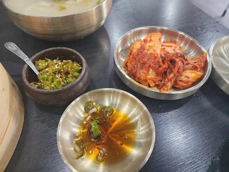 칼국수와 곁들임 반찬