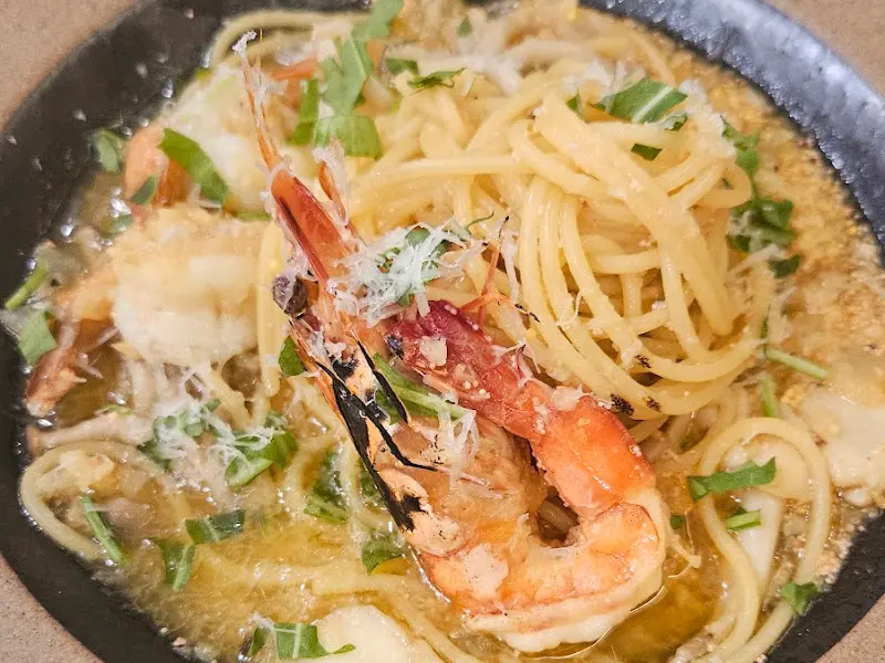 비스큐 오일 파스타의 모습. 파스타 면과 해산물이 조화롭게 어우러져 있다.