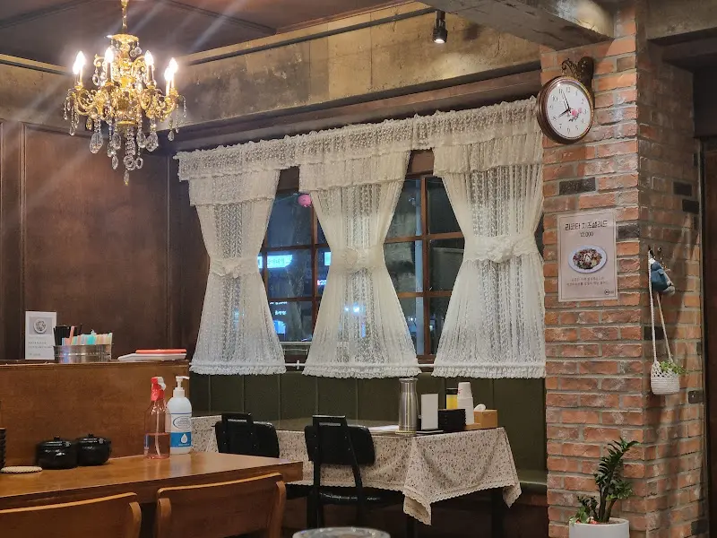 카츠713 창가 자리