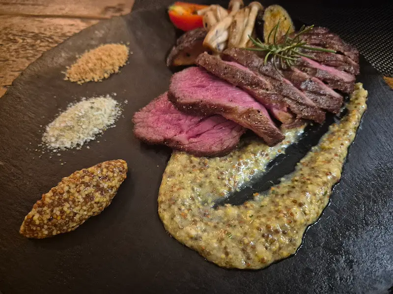 스테이크의 단면. 육즙이 가득하고 굽기 정도도 완벽하다.