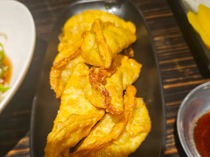 윤기 자르르 군만두