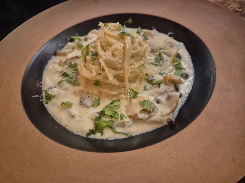 크림 파스타 위에 뿌려진 치즈