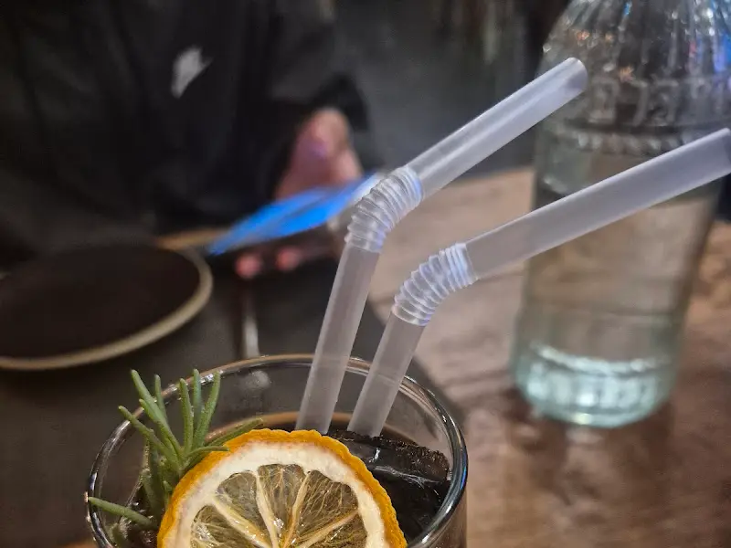 음료에 꽂힌 독특한 모양의 빨대