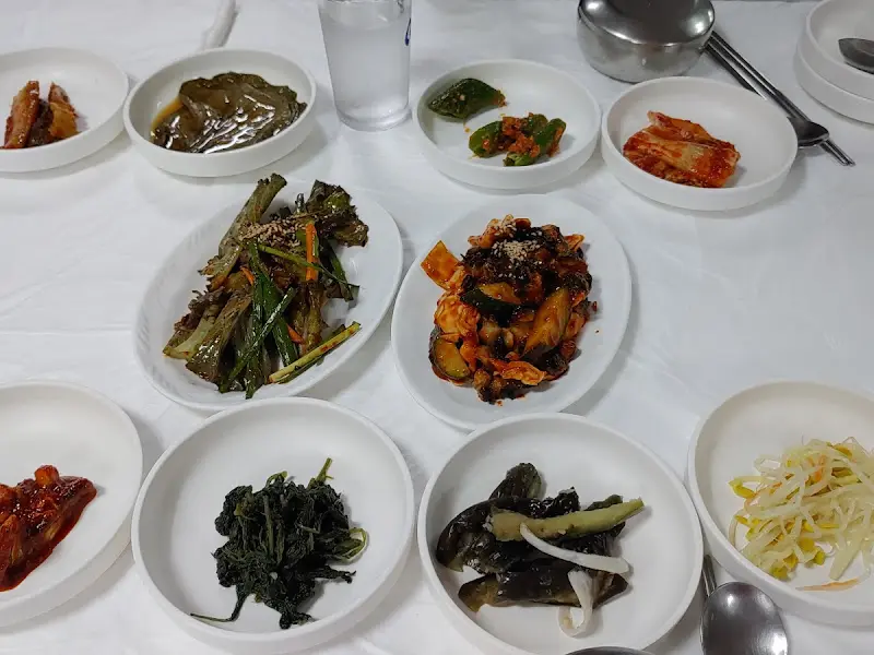 다채로운 밑반찬 구성