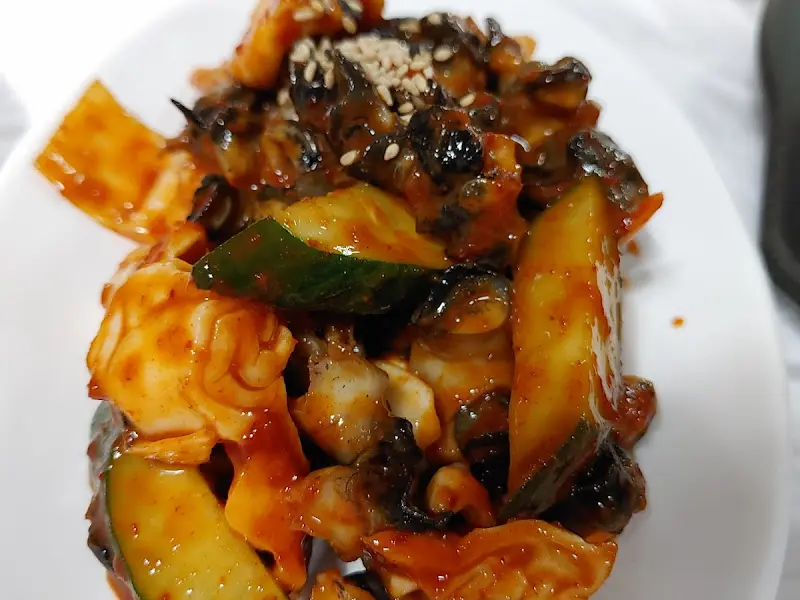 우렁 초무침의 매콤한 유혹