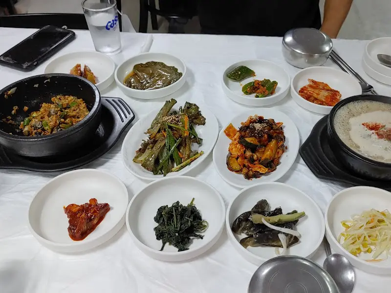 한상 가득 차려진 쌈밥 정식