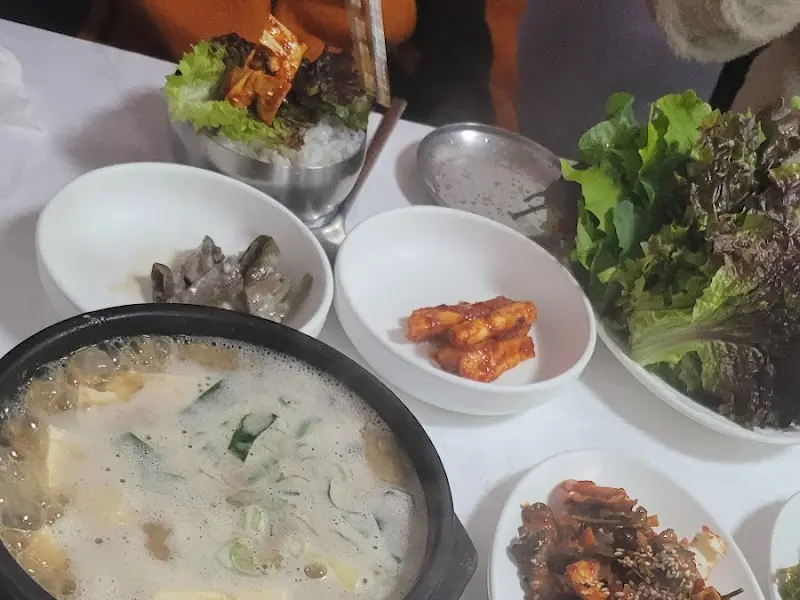 쌈에 밥과 우렁쌈장을 듬뿍 올려서