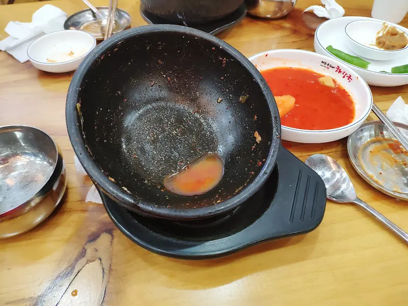 깔끔하게 비워진 해장국 뚝배기