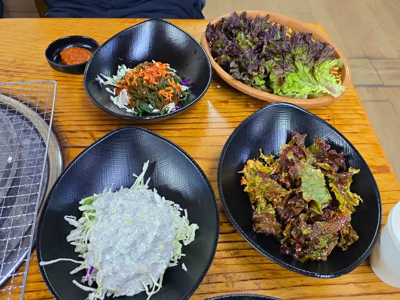 다채로운 밑반찬이 정갈하게 담겨있는 모습