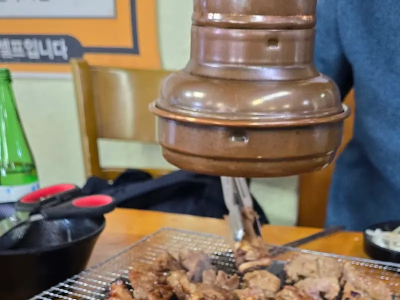 숯불 위에서 맛있게 익어가는 돼지갈비