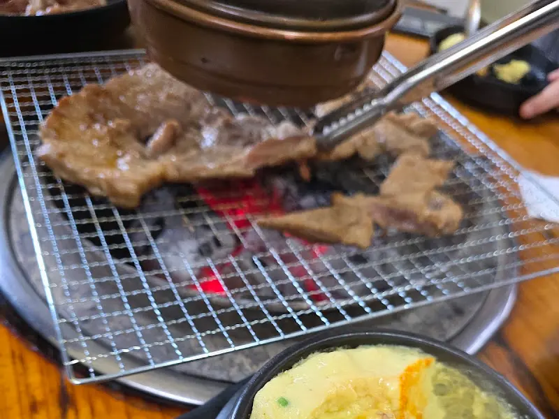 불판위 돼지갈비와 계란찜