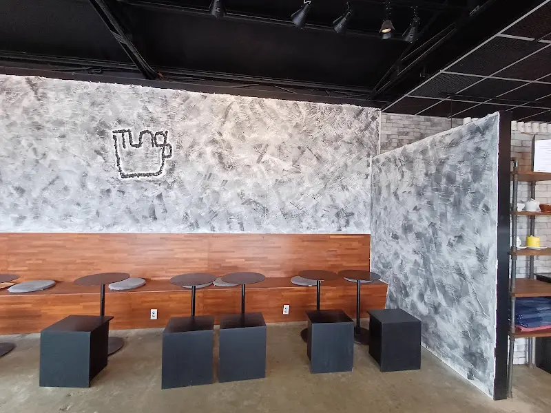 톤 다운된 색감의 차분한 카페 내부