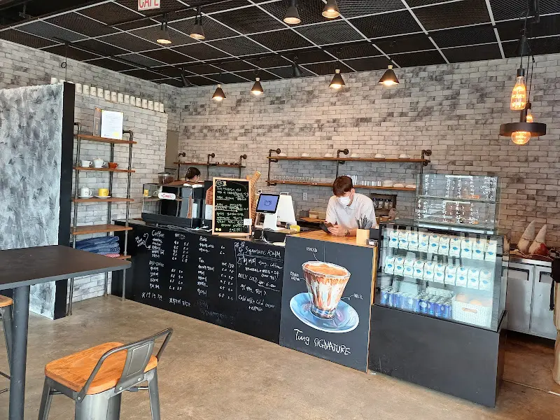 분필로 큼지막하게 적어 놓은 메뉴판