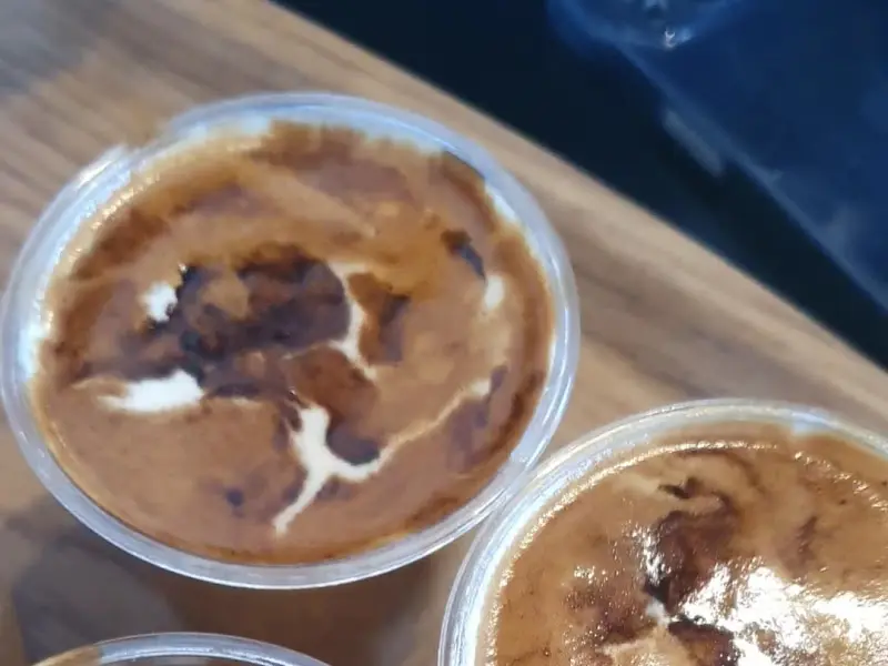 층층이 쌓인 텅 커피의 아름다운 비주얼