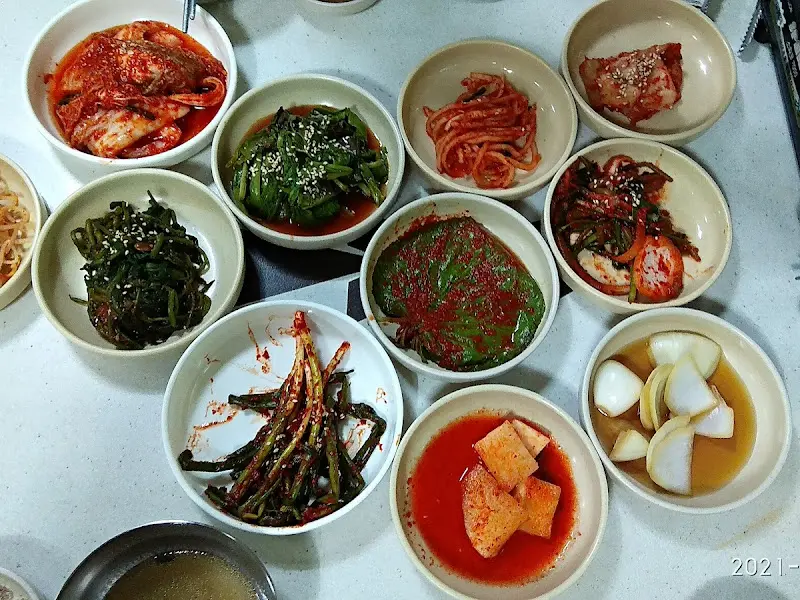 정갈하고 푸짐한 밑반찬