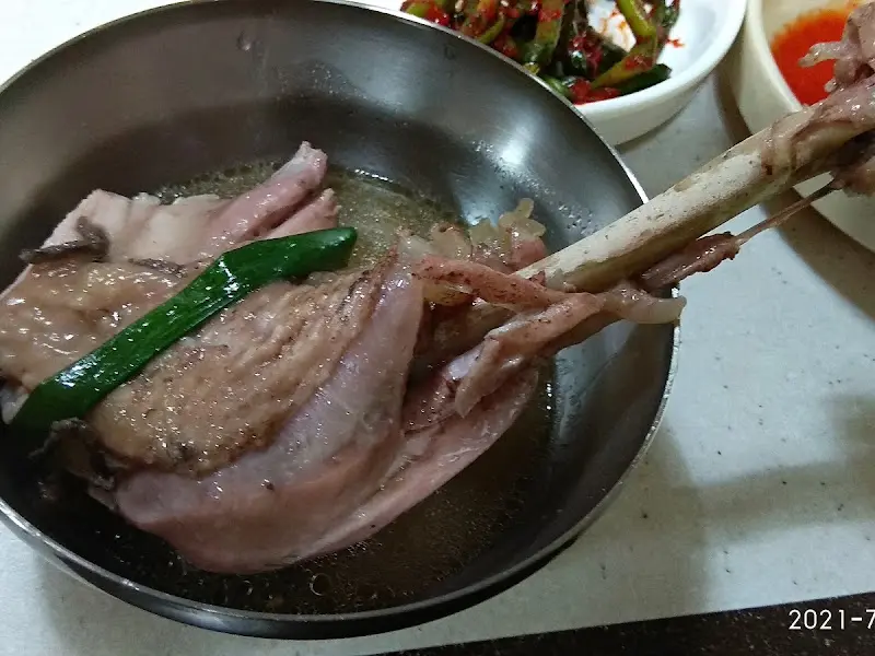 살이 꽉 찬 닭다리