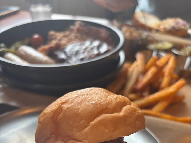 바베큐 플래터와 빵