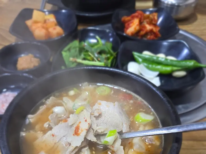 신창 돼지국밥 전체 상차림