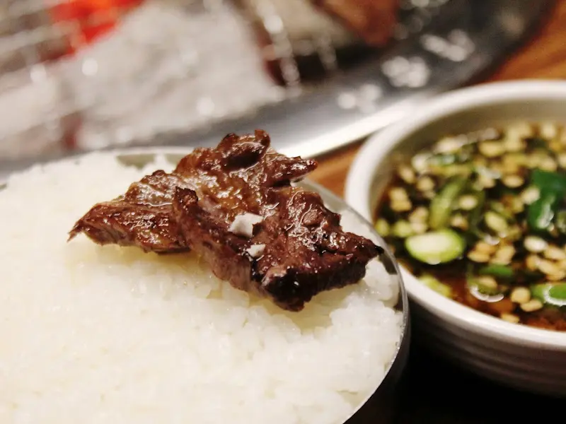 밥 위에 올려진 갈비살