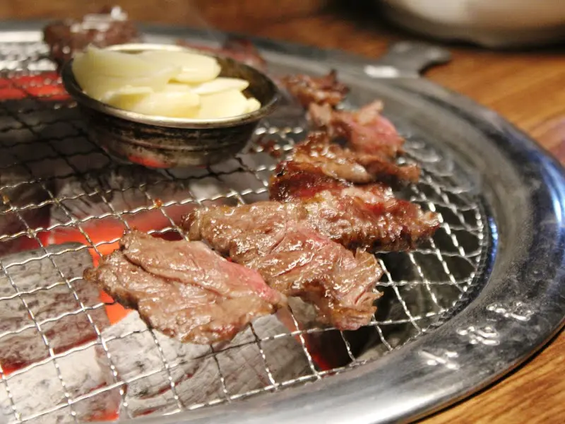 숯불 위에서 구워지는 갈비살