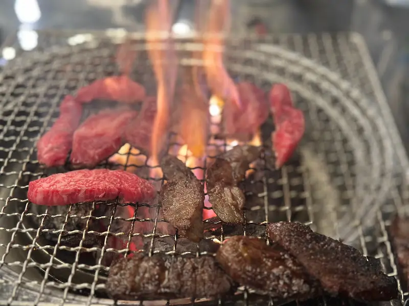 숯불 위에서 익어가는 한우