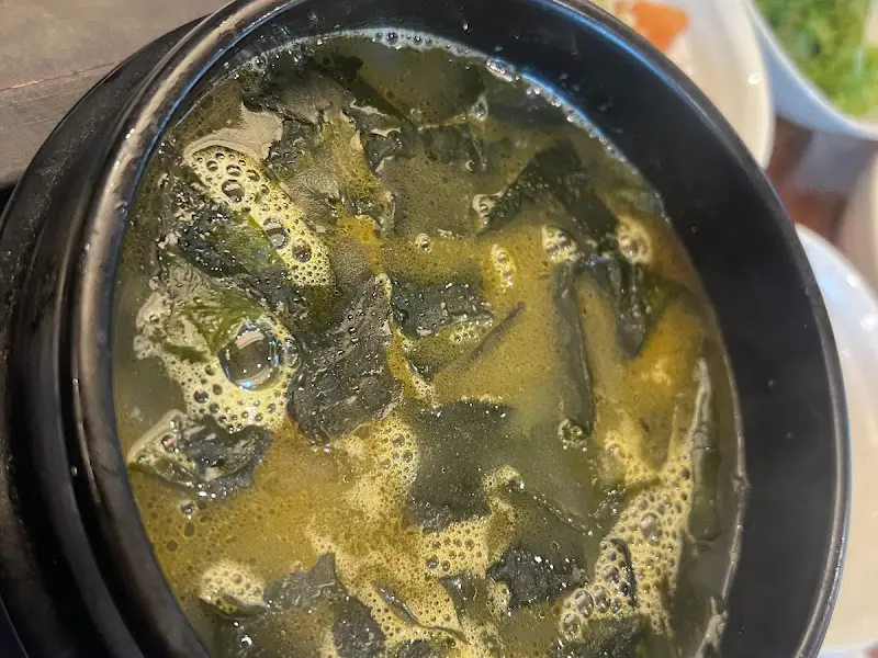 보기만 해도 속이 따뜻해지는 가자미 미역국