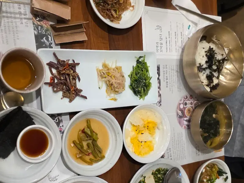 다채로운 밑반찬이 돋보이는 미꼬담의 밥상