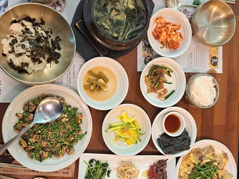 놋그릇에 담겨 더욱 정갈하게 느껴지는 음식들