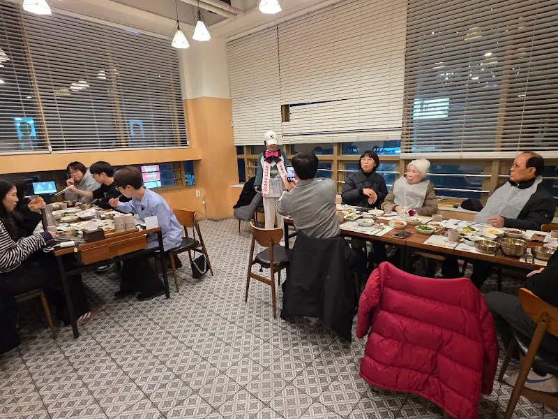 넓고 깔끔한 미꼬담 내부