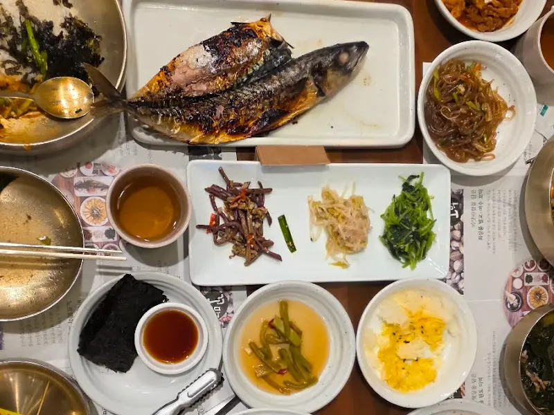 노릇하게 구워진 고등어 구이