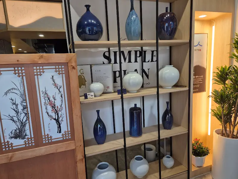 식당 내부 장식장