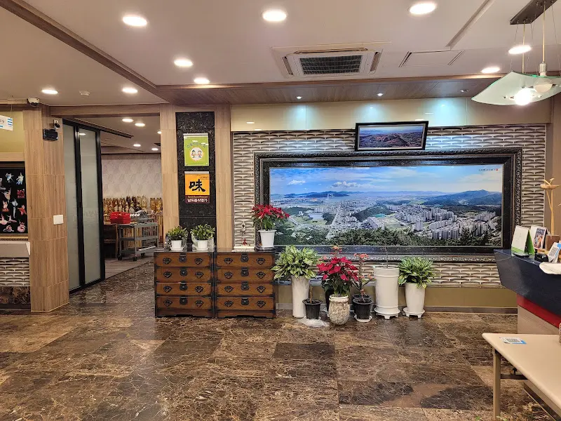 금정 식당 내부 인테리어