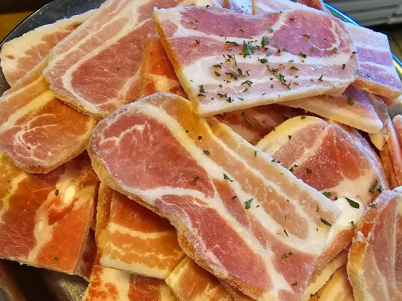 선홍빛 색깔이 돋보이는 냉동 삼겹살의 모습