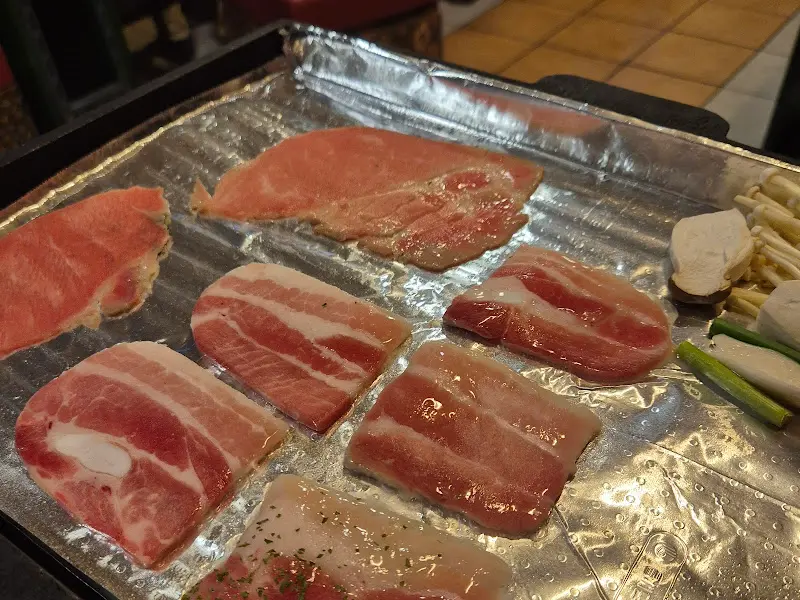 불판 위에서 맛있게 익어가는 냉삼의 모습