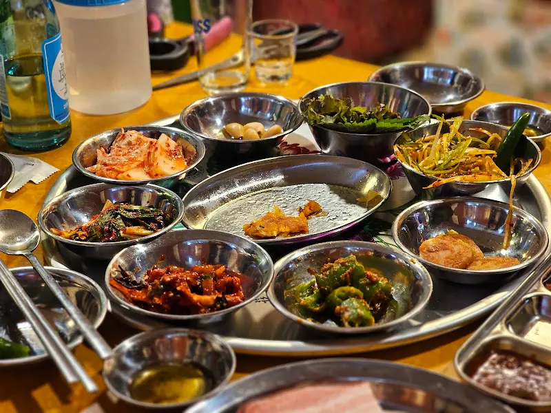 다양한 종류의 반찬들이 쟁반 위에 가득 담겨 있는 모습