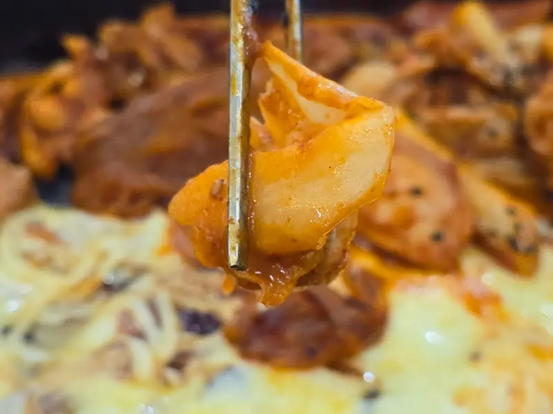 젓가락으로 집어 올린 닭갈비