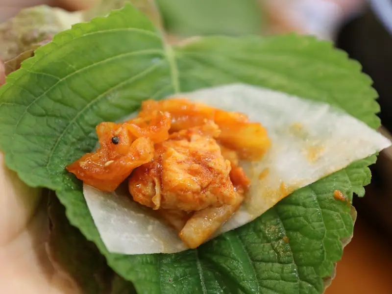 닭갈비를 쌈으로 즐기는 모습