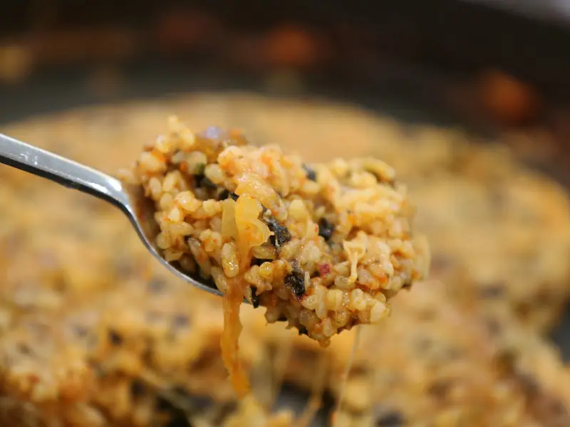 볶음밥을 숟가락으로 뜨는 모습