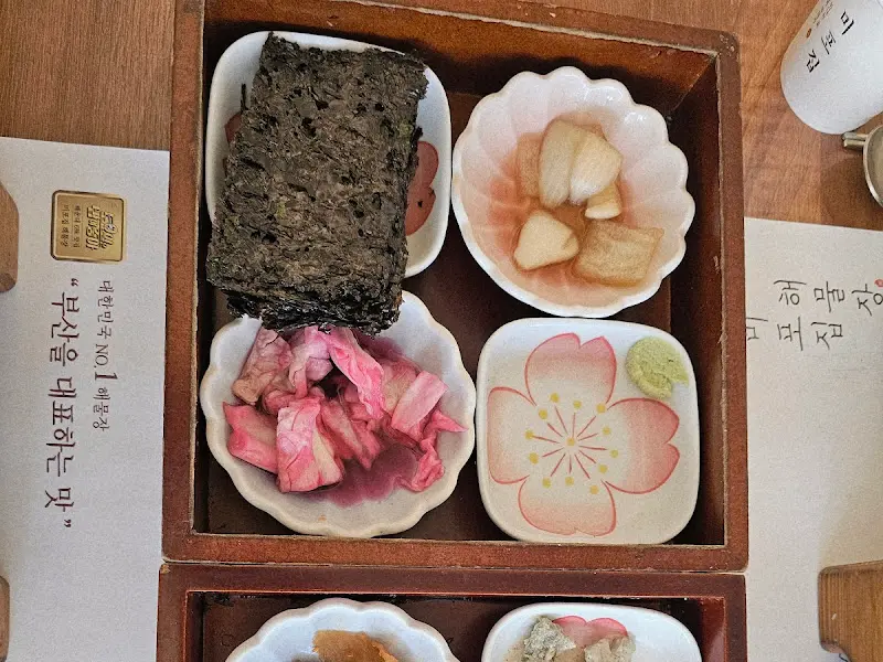 정갈한 반찬 구성