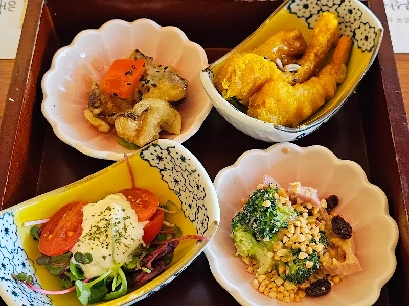 정식에 함께 나오는 반찬들