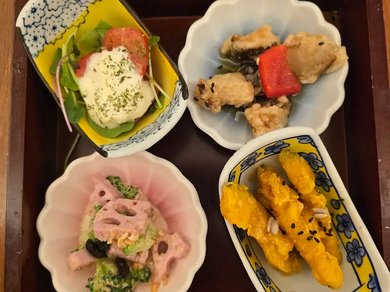 다채로운 반찬 구성